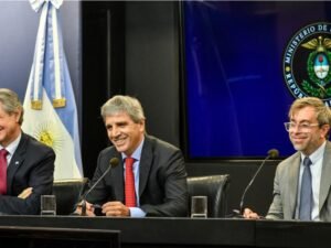 La letra chica del plan financiero: Caputo le comprará casi US$ 5.000 millones al BCRA para pagar la deuda