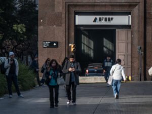 La recaudación cayó 7,4% real en junio por el desplome de retenciones y la prórroga de Ganancias