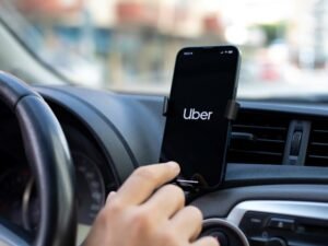 Luego de quedarse con Pedidos Ya, Uber le anunció a Caputo que invertirá US$ 500 millones adicionales en la Argentina