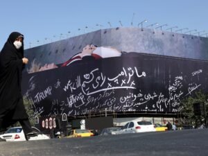 “Mataremos a Trump”, un nuevo mural en Teherán muestra al presidente EE.UU. en un ataúd en medio del reclamo iraní de venganza