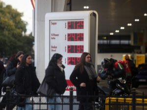 Naftas: mientras se demora una baja en los precios, la venta tuvo otra caída en junio y cerró el primer semestre en baja