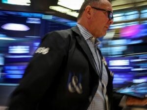 Por más ruido global, caen acciones y bonos: el riesgo país salta y el dólar llega a $1.510 en los bancos
