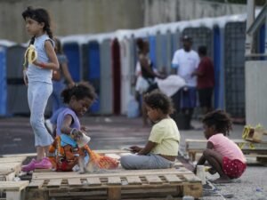 “Quedé en la calle, hermano, con mis hijos”: miles de venezolanos se agolpan en campos de desplazados como en un país en guerra