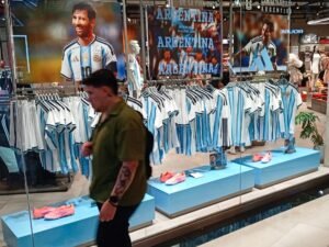 Todos quieren tener la camiseta de Messi: boom de ventas en la Argentina y el exterior, poco stock y remeras truchas en la calle
