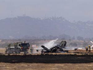 Un caza F-35 se estrelló cerca de una base militar en California: el piloto logró salir antes del impacto