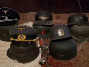Un hombre de 89 años se descompensó, fueron a atenderlo y le descubrieron un arsenal nazi en su casa