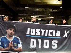 Un paseo en camioneta e hinchazón: qué declaró uno de los custodios en el juicio por la muerte de Maradona