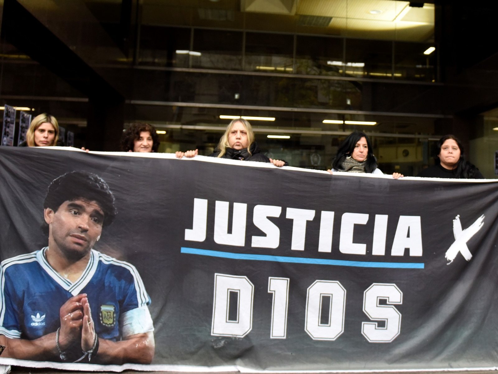 Un paseo en camioneta e hinchazón: qué declaró uno de los custodios en el juicio por la muerte de Maradona