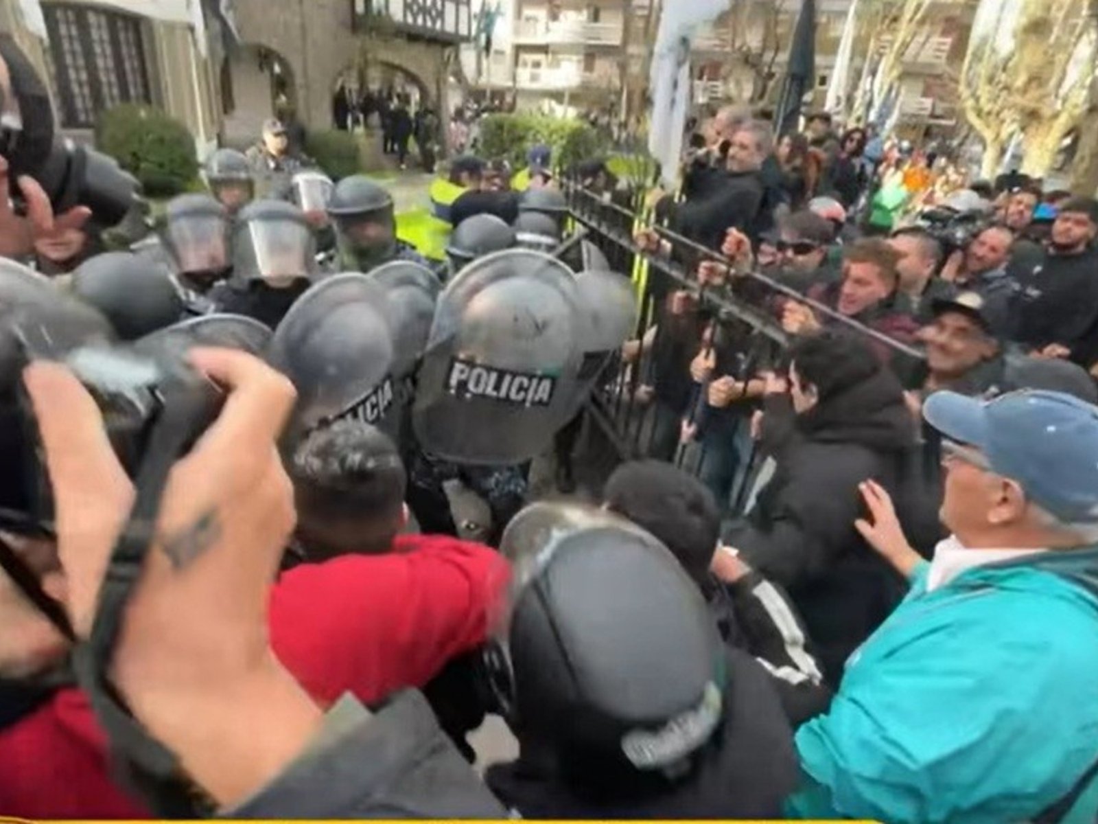 Incidentes en una marcha por la inseguridad en Mar del Plata: vecinos piden que cambien la cúpula policial