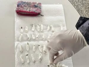 Un nene llevó 71 envoltorios de cocaína al jardín, las maestras se los sacaron, pero la madre exigió que le devuelvan la droga