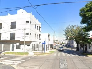 Tres ladrones entraron a robar en una casa en San Justo y golpearon a un jubilado de 82 años: el hombre se descompensó y murió