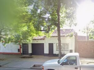 Hallaron a una jubilada alemana muerta en el garage de su casa con signos de abandono: su hijo y una cuidadora quedaron detenidos