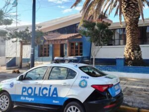 Horror en Río Negro: un hombre apuñaló a su pareja, agredió a un policía y murió cuando intentaba escapar