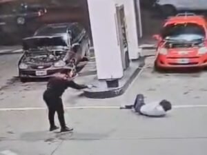 Video: una policía baleó a dos motochorros en un intento de robo en una estación de servicio en La Matanza