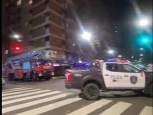 Pasados de droga y violentos: la policía tuvo que entrar por la ventana a un piso 14 para controlar la situación