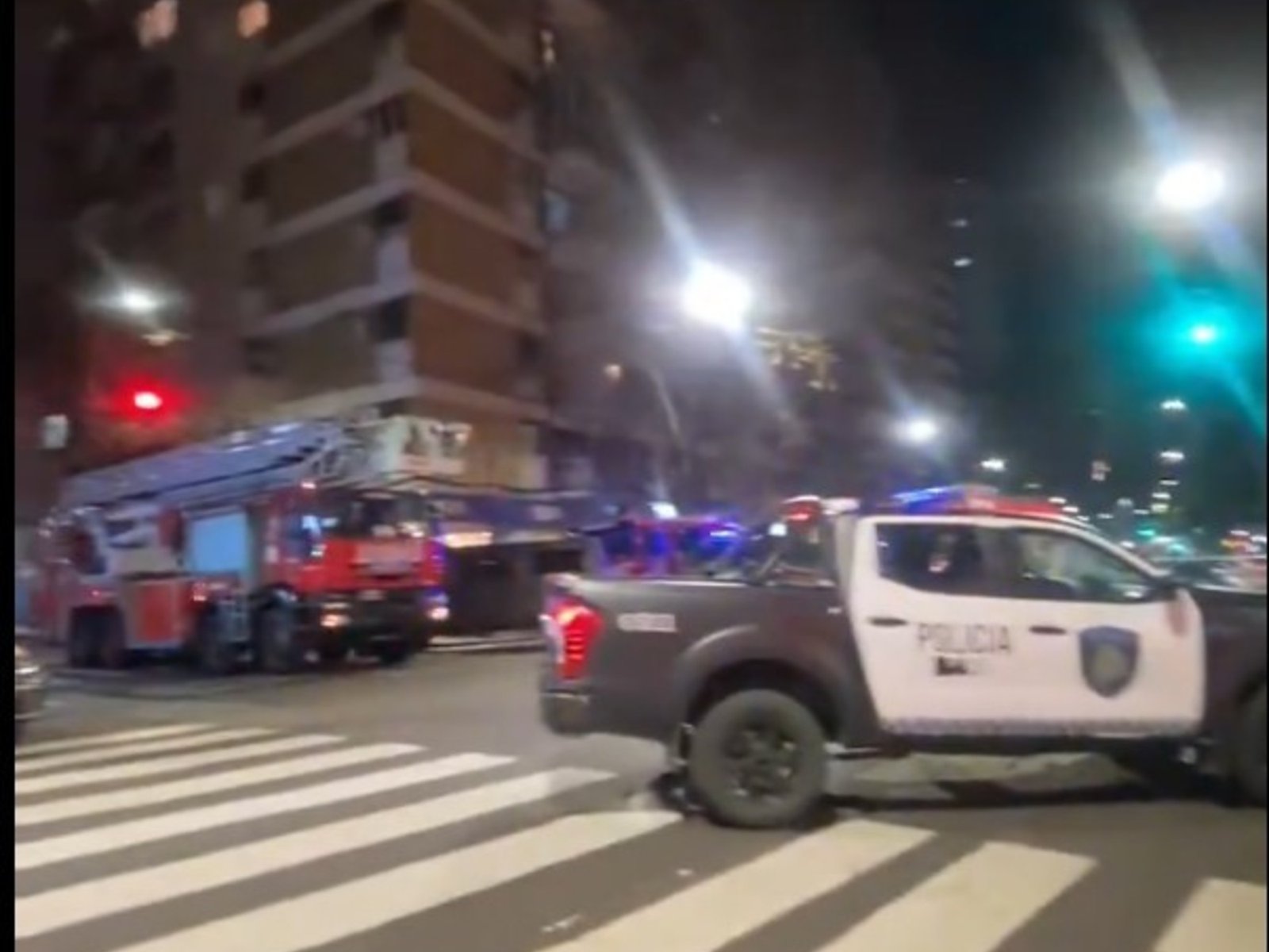 Pasados de droga y violentos: la policía tuvo que entrar por la ventana a un piso 14 para controlar la situación