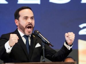 Abelardo De la Espriella asume la presidencia de Colombia en una ceremonia inédita y ante la “desobediencia civil” que lidera Gustavo Petro