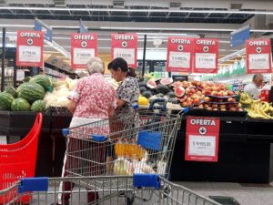 Agosto llegó con subas en prepagas y colegios, pero bajas en carnes y frutas: prevén que la inflación se desacelere este mes