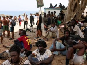Agotados, con hambre y sin esperanza, miles de migrantes vuelven a Marruecos tras el fallido ingreso a Ceuta