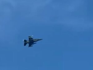 Aviones F-16 interceptaron dos aeronaves que violaron el espacio aéreo del club donde estaba Donald Trump