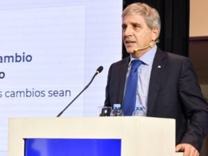 Caputo defendió el modelo económico y cuestionó a los “tarados que hablan de la industria”: “Pagábamos todo 10 veces más caro”