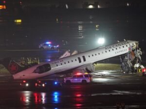 Choque fatal en Nueva York: investigan a dos controladores aéreos que dejaron su puesto antes de tiempo