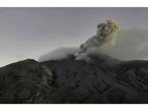 Colombia: en pleno desastre por el terremoto, el Volcán Puracé comenzó a emitir ceniza y gases