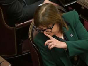 Confirmado: excluirán a funcionarios y exfuncionarios de beneficios del dólar colchón y reducirán multas a personas y pymes