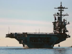 Desesperación en un portaaviones de Estados Unidos: duchas cubiertas de moho, escasez de alimentos e intentos de suicidio