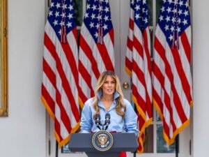 Después de un mes, Melania reapareció en medio de las especulaciones sobre la cercana relación de Trump y su asistente