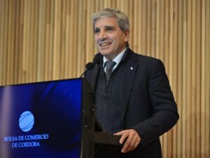 Dos exfuncionarios macristas advirtieron a Caputo por los créditos en dólares a empresas: “Ya lo hicimos y terminamos con la pesificación asimétrica”
