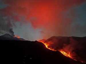 El Etna entra en erupción: hay 700 vuelos cancelados y miles de turistas varados en Sicilia en plena temporada alta de verano