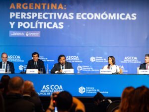 El GNL pone fecha al salto exportador y el oro invierte, mientras el cobre y el petróleo maduro definen su futuro