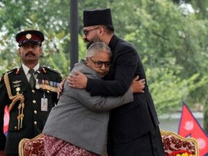 El alud en Nepal pone a prueba al primer ministro de 36 años con un enorme desafío de reconstrucción: “La inexperiencia es un problema”