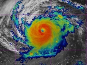 El huracán Karina subió a categoría 4 en el Pacífico y la tormenta tropical Lowell amenaza Hawái