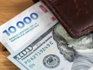 El mal humor global golpeó a empresas argentinas, el dólar subió $5 y el Central volvió a reducir las compras