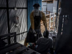 El último aliento de un paciente en una sala de ébola del Congo