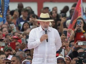 En plena campaña electoral Lula da Silva impulsa un proyecto para reducir la jornada laboral en Brasil
