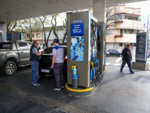 “Es la primera compañía del mundo”: YPF ya permite comprar y vender sus propias acciones desde la app que se usa para cargar nafta