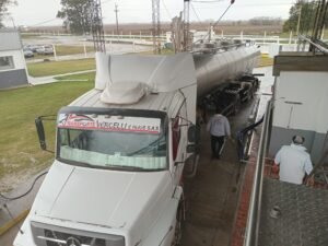 “Es un gran paso”: tras más de 6 meses paralizada y varios conflictos con el gremio, una láctea volvió a producir quesos para exportar