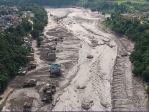 Estiman que el hielo desprendido de un glaciar pudo haber causado la arrasadora riada en Nepal