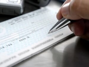 Estrés financiero: los cheques rechazados aumentaron en junio y llegaron a 160.000