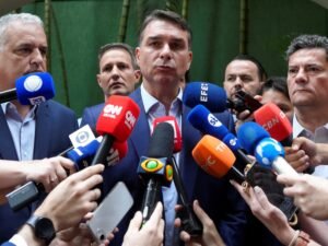 Flavio Bolsonaro busca replicar el modelo de El Salvador y prometió 500 mil nuevas plazas en las cárceles: “Hay pocos presos en Brasil”