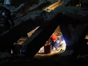 Gritos, peleas y topos bajo el hormigón: la desesperada noche de búsqueda en las ruinas de Cali tras el terremoto en Colombia