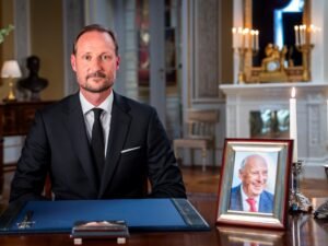 Haakon VIII, nuevo rey de Noruega, pronunció su primer discurso desde el Palacio Real a los 53 años y se quebró al hablarle a Sonia, la reina viuda: “Feliz aniversario de bodas, mamá”