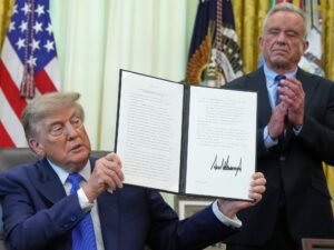 La OMS y la comunidad médica de Estados Unidos alzan la voz contra la nueva política de Donald Trump sobre vacunación infantil