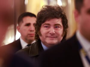 La PASO en el ojo ajeno y no la viga en el propio
