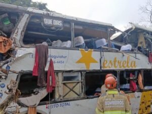 “La gente le pidió al conductor que no condujera tan rápido”: 10 personas murieron al volcar un micro clandestino en Río de Janeiro