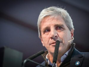 Luis Caputo anunció la flexibilización de créditos en dólares para empresas: “Va a ayudar a reactivar la economía”