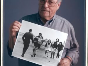 Murió Sal Veder, el fotógrafo que ganó un Pulitzer al inmortalizar el abrazo de un prisionero de la guerra de Vietnam con su familia
